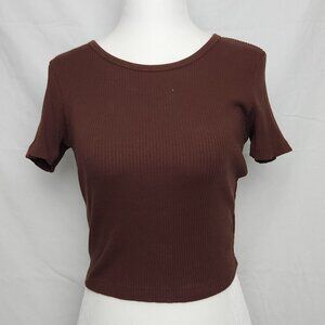 ribbed brown uniqlo tshirt